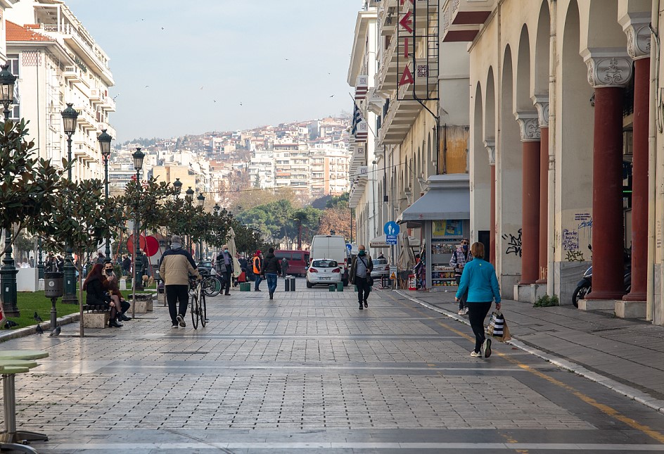 Υποχρεωτικά κλειστά τα εμπορικά καταστήματα στη Θεσσαλονίκη του Αγίου Πνεύματος