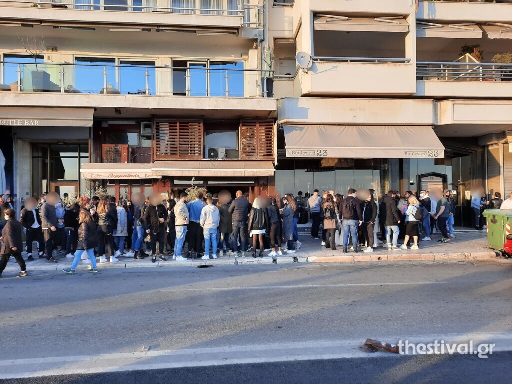 Θεσσαλονίκη: Συνωστισμός στα μπαράκια – επέμβαση της Αστυνομίας (video)