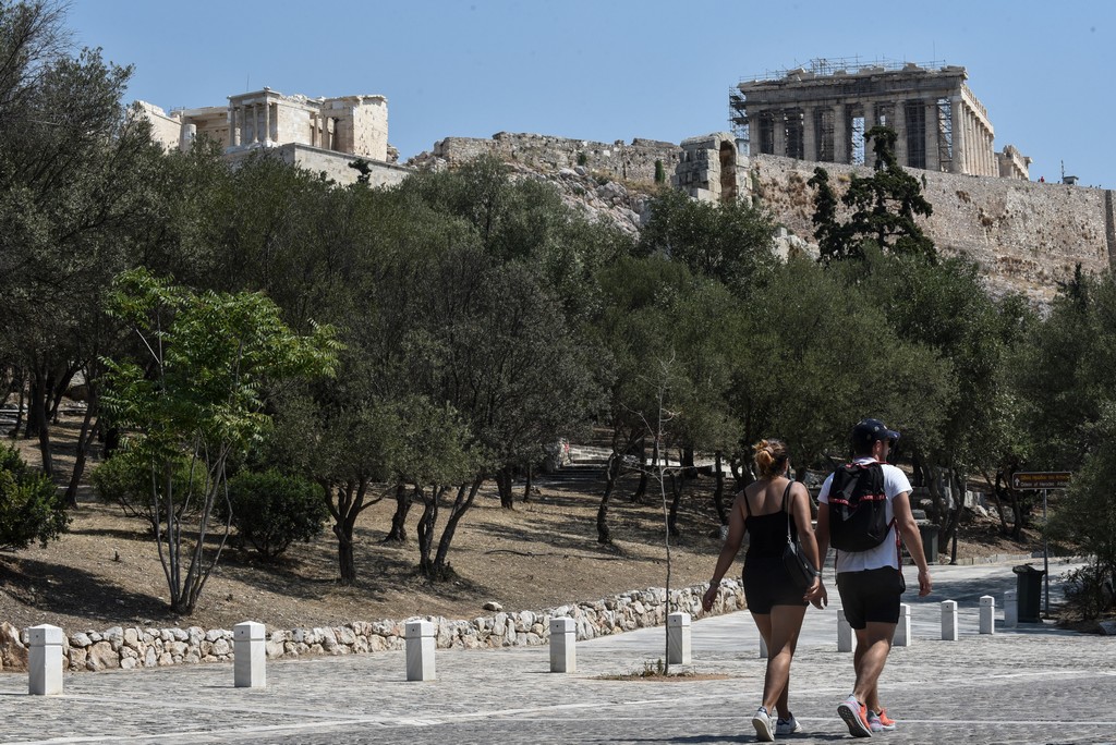 Η κυβέρνηση αφήνει απροστάτευτους τους εργαζόμενους στον τουρισμό