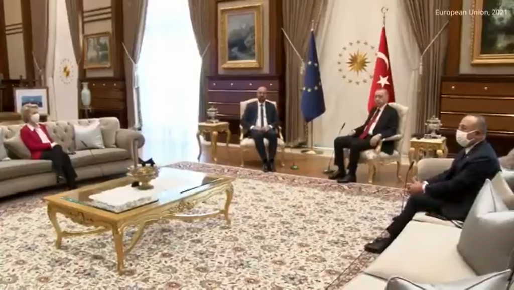 Η Άγκυρα ρίχνει στην EE την ευθύνη για την γκάφα με το κάθισμα της φον ντερ Λάιεν