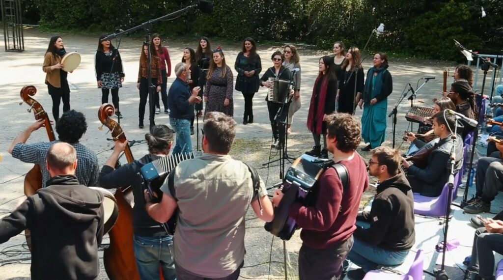 Πρωτοβουλία καλλιτεχνών στέλνει «Μήνυμα Αντίστασης» με τραγούδι του Πάνου Τζαβέλλα (Video)