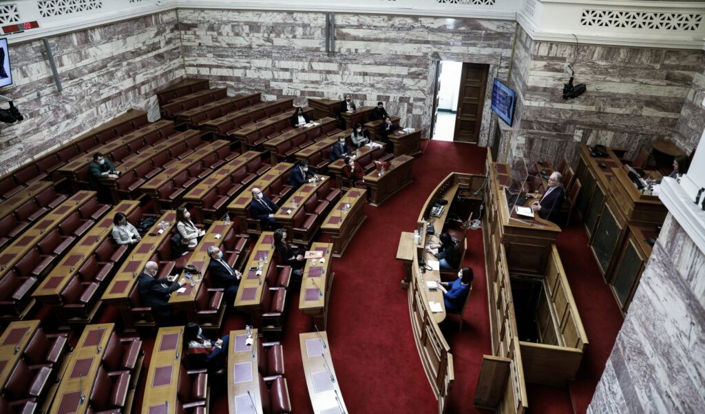 Βουλή: Διαξιφισμοί για την κατάργηση των περιορισμών στην ψήφο των αποδήμων