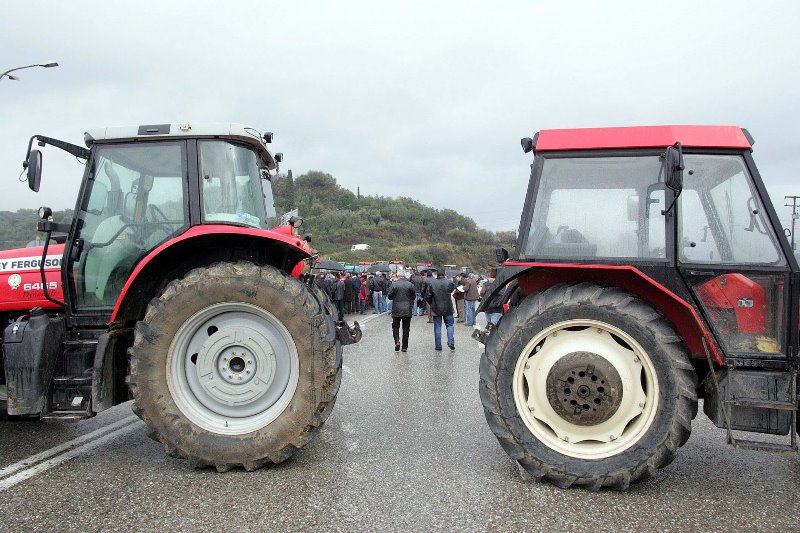 Αγρότες: Στήθηκαν τα τρακτέρ στον κόμβο Στρυμονικού στις Σέρρες