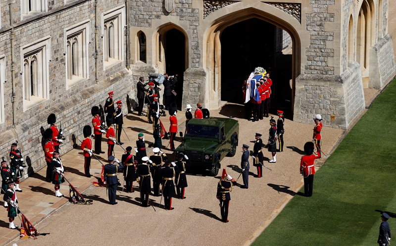 H βασίλισσα Ελισάβετ, η βασιλική οικογένεια και το βρετανικό έθνος αποχαιρέτησαν τον πρίγκιπά τους (εικόνες – video)
