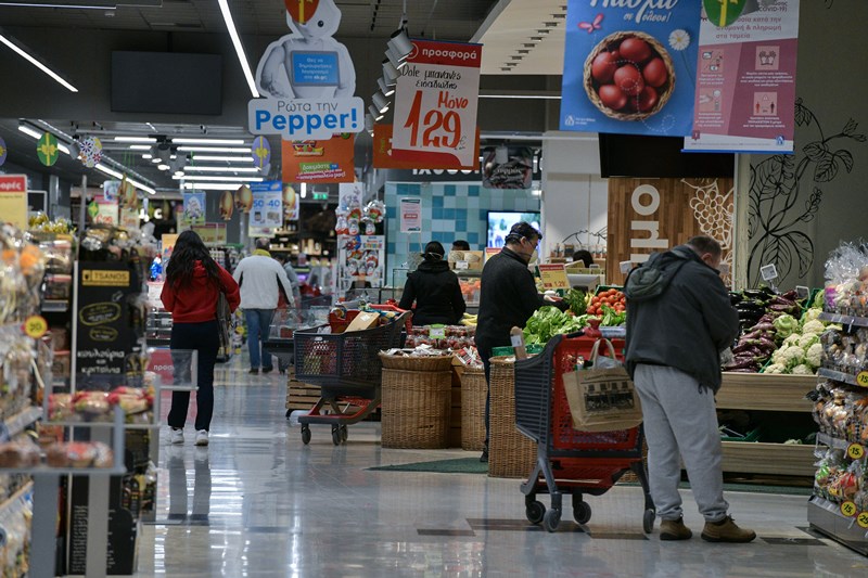 Από Δευτέρα βγαίνουν και οι απαγορευτικές κορδέλες από τα ράφια των σουπερμάρκετ