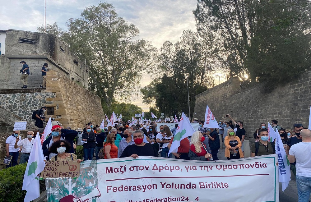 Κοινή διαδήλωση Ελληνοκυπρίων και Τουρκοκυπρίων: «Όχι στη διχοτόμηση» (εικόνες – video)