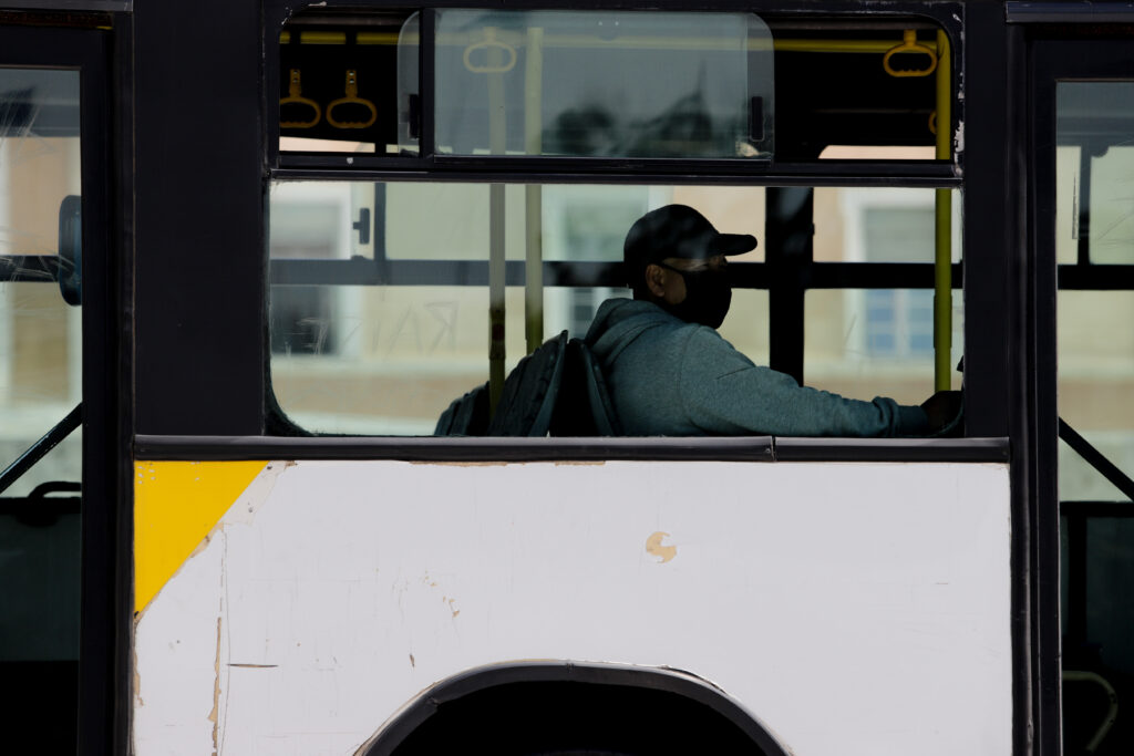 Ξυλοδαρμός και ληστεία οδηγού σε γεμάτο λεωφορείο στο Ελληνικό