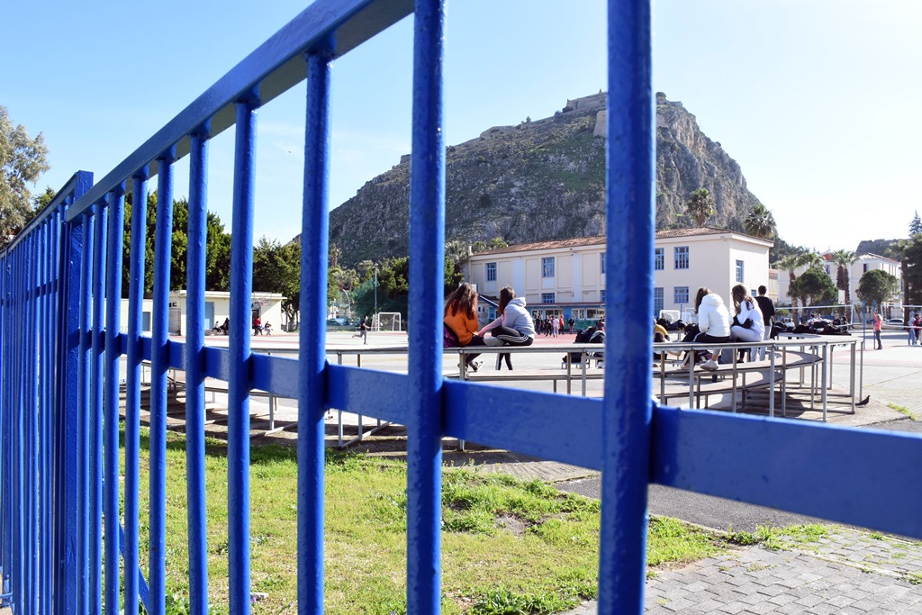 Κορονοϊός: Κλείνουν το ένα μετά το άλλο τα σχολεία ενώ η κυβέρνηση μειώνει τα self test