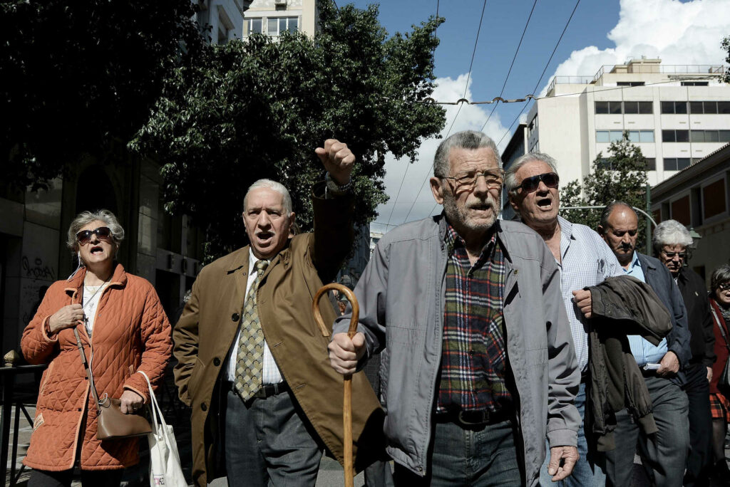 ΕΚΑΣ: Μειώσεις για 250.000 συνταξιούχους