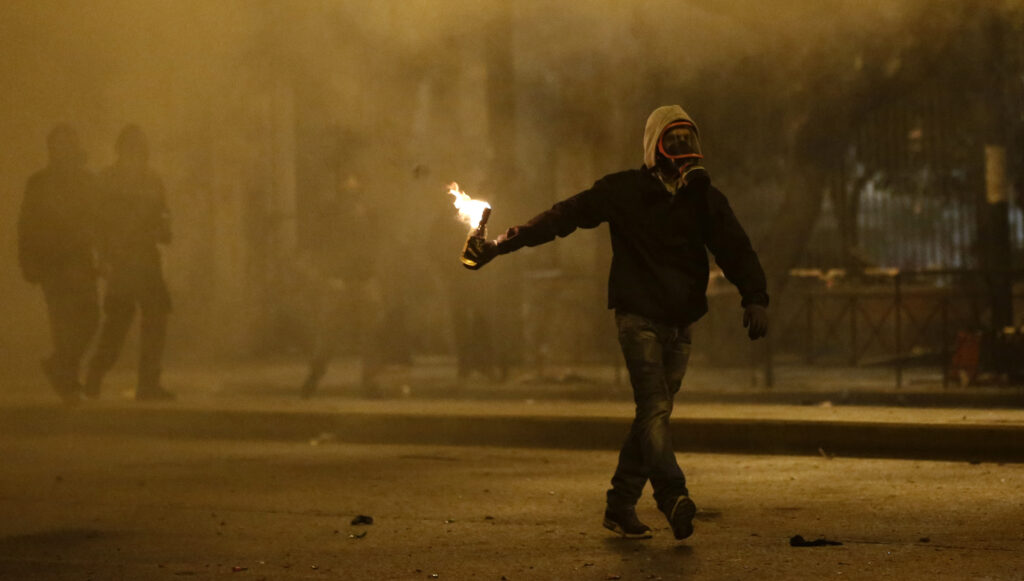 Μολότοφ στο Υπουργείο Εμπορίου και στο Α.Τ. Καλλιδρομίου