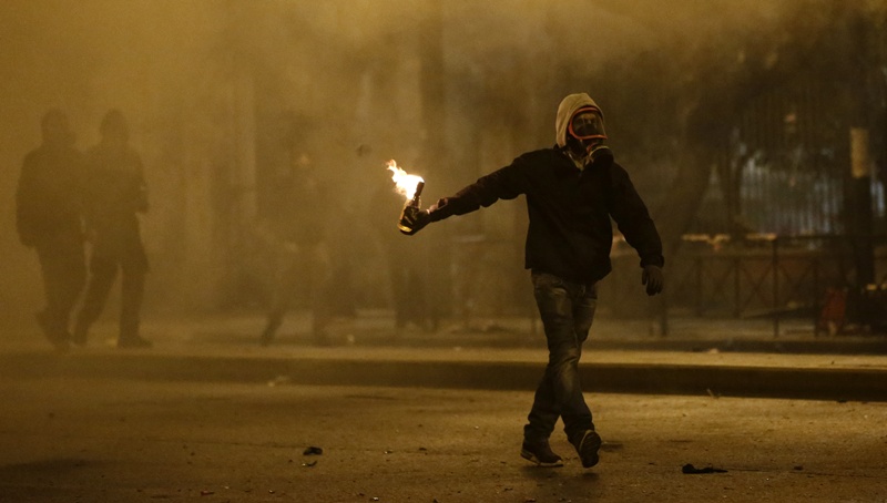 Μολότοφ σε διμοιρία ΜΑΤ στη συμβολή Πατησίων και Τοσίτσα