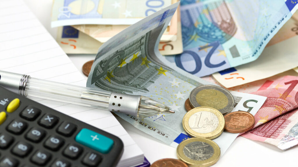 Βέλγος τραπεζίτης: Αύξηση φόρων στην Ελλάδα οδηγούν σε αδιέξοδο – Κούρεμα δανείων και επενδύσεις η λύση