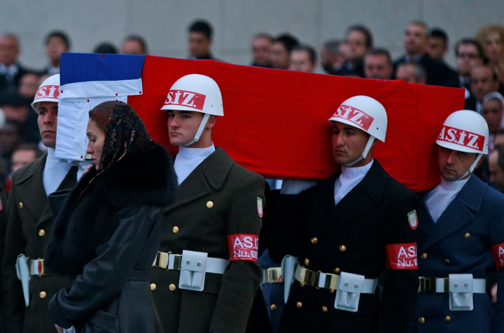 Συγκίνηση στο τελευταίο ταξίδι του δολοφονημένου πρεσβευτή (Photos)