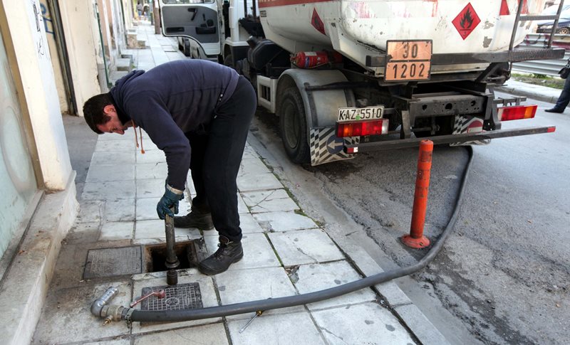 «Συνωστισμός» στο Taxis για το πετρέλαιο θέρμανσης