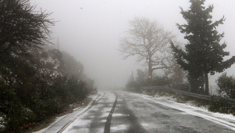 Χιόνια στην Ατιτική – έκλεισε δρόμος – Δείτε αναλυτικά την πρόγνωση του καιρού