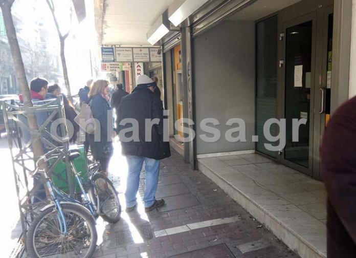 Λάρισα: Οι πελάτες συνέλαβαν τον ληστή της τράπεζας! (Photos)