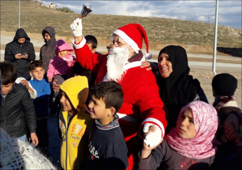 Λάρισα: Ο Άγιος Βασίλης επισκέφτηκε τα προσφυγόπουλα