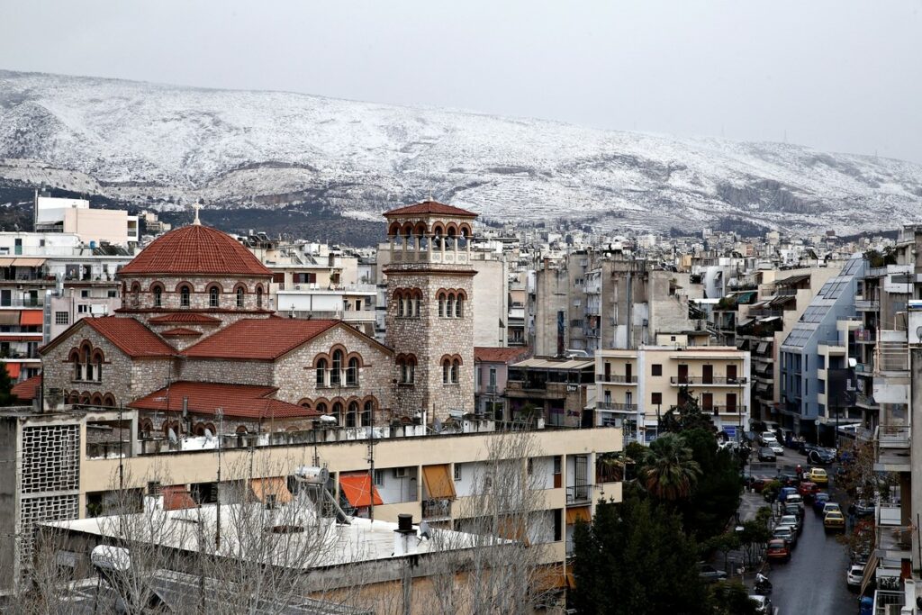 Κακοκαιρίας συνέχεια με χιόνια και παγετό – Κλειστοί δρόμοι, δεμένα πλοία