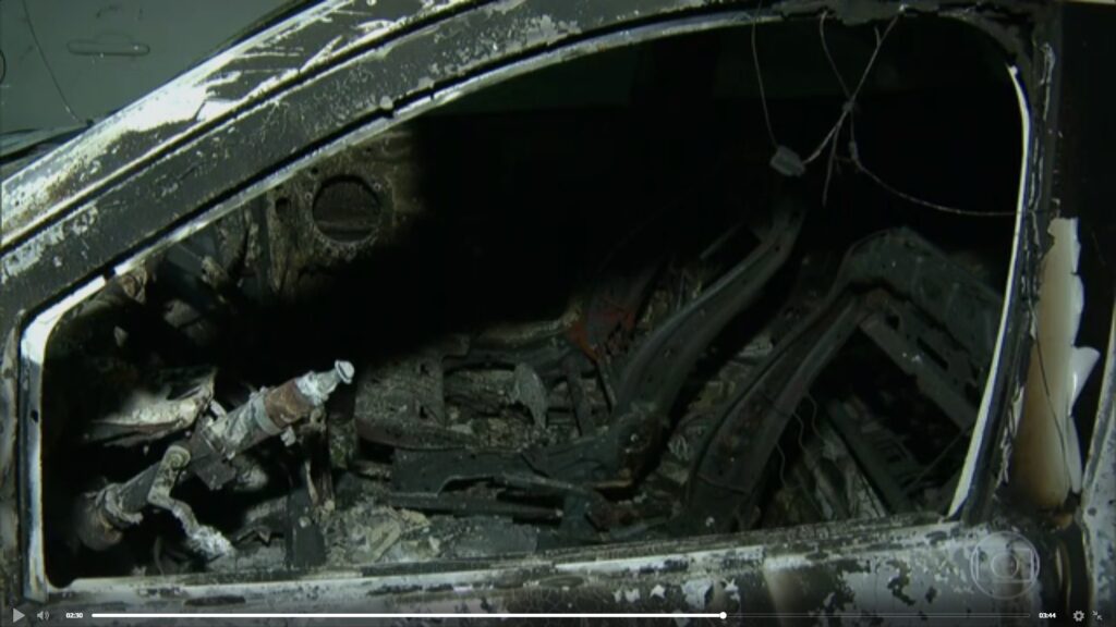 «Κάρβουνο» το αυτοκίνητο του Έλληνα πρέσβη (Photos – Video)