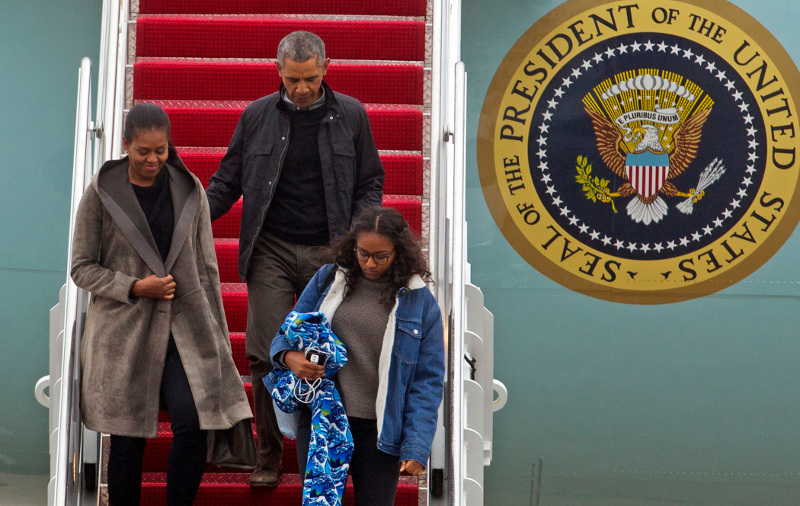 Oι Ομπάμα ταξιδεύουν για τελευταία φορά με το Air Force One (photos)