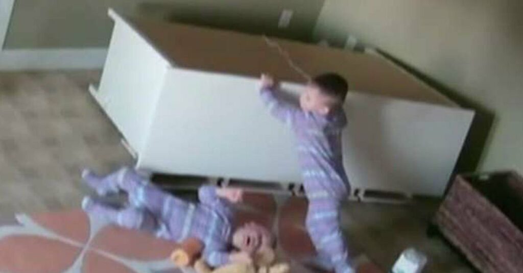 Απίστευτο βίντεο: Δίχρονος σώζει τον δίδυμο του που τον πλάκωσε συρταρίερα (Video)