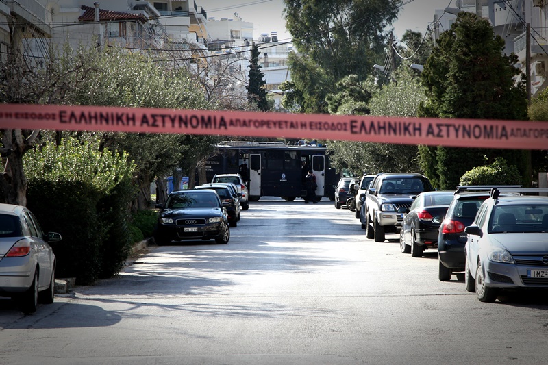 Πετρούπολη: Ο πατέρας στραγγάλισε την κόρη του πριν βάλει φωτιά στο σπίτι – Κλινικά νεκρή η 18χρονη