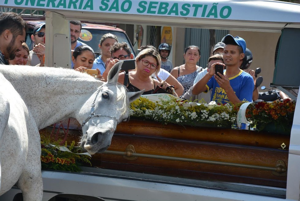 Βραζιλία: Το συγκινητικό «αντίο» ενός αλόγου στο αφεντικό του (Photos)