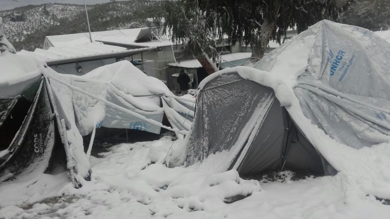 Ο καταυλισμός των προσφύγων στη Μόρια γονατίζει από το χιόνι (photos)