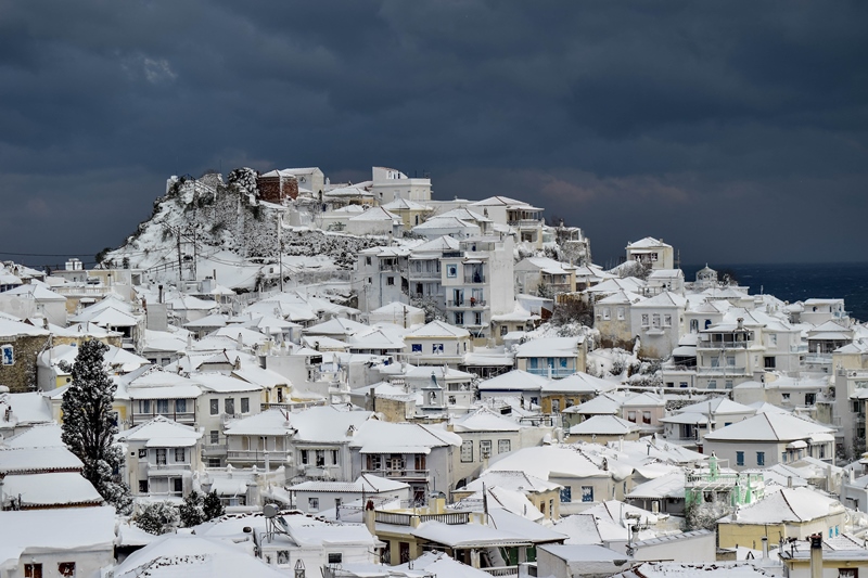 Έκαναν… σκι μέσα στη Λάρισα και snowboard στη Σκόπελο! (Video)