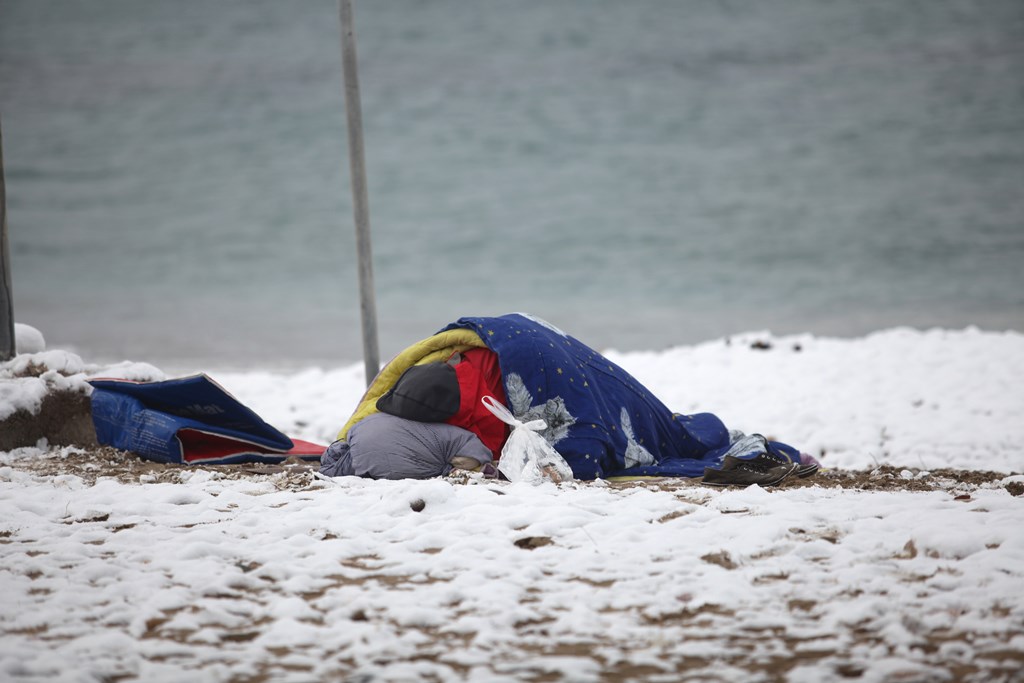 Συγκλονιστική φωτογραφία άστεγου στην παγωμένη παραλία του Φαλήρου
