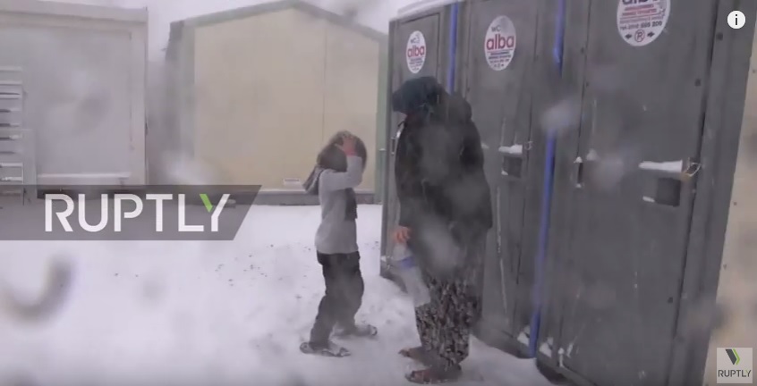 Θεσσαλονίκη: Συγκλονιστικό video με πρόσφυγες που παγώνουν από το κρύο