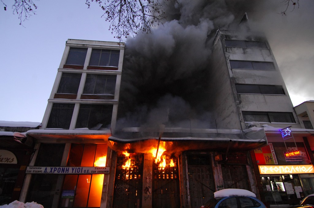 Τρίκαλα: Μεγάλη πυρκαγιά σε επιχείρηση στο κέντρο της πόλης