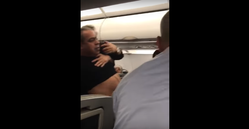 Αεροπλάνο αναγκάστηκε να προσγειωθεί όταν οι επιβάτες πιάστηκαν στα χέρια! (video)