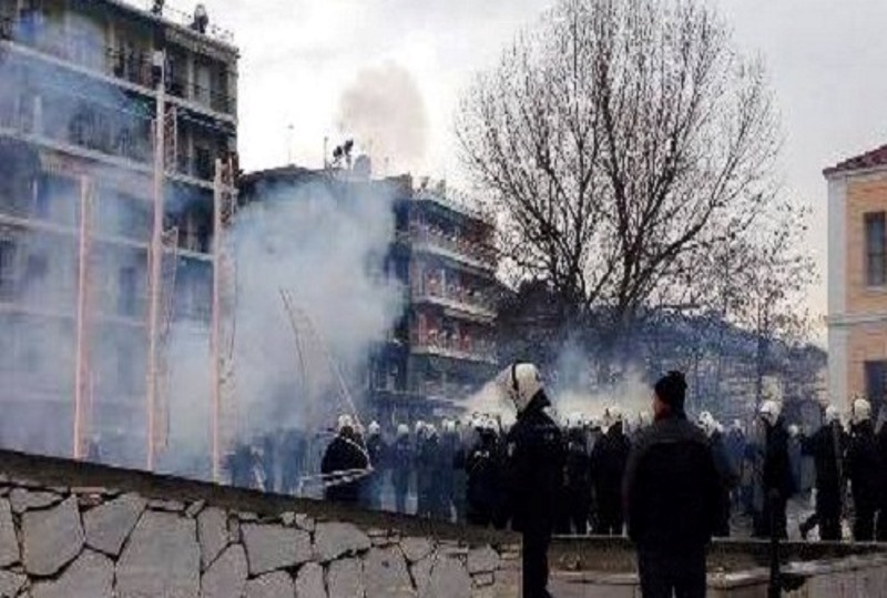 Βέροια: Ένταση και χημικά στα εγκαίνια των γραφείων της Χρυσής Αυγής (video)