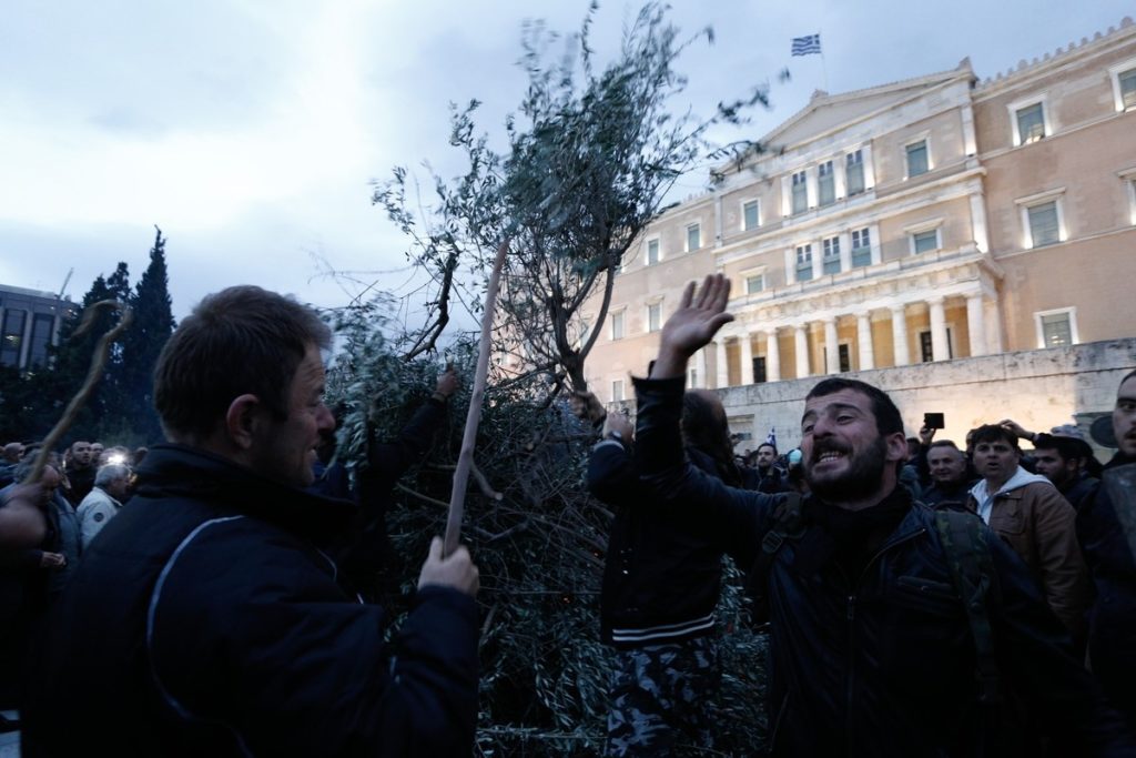 «Απόβαση» αγροτών στην Αθήνα – Συγκέντρωση στην πλατεία Βάθη