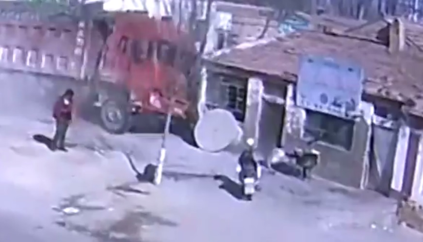 Κίνα: «Τρελό» Φορτηγό πέφτει πάνω σε σπίτια (Video)