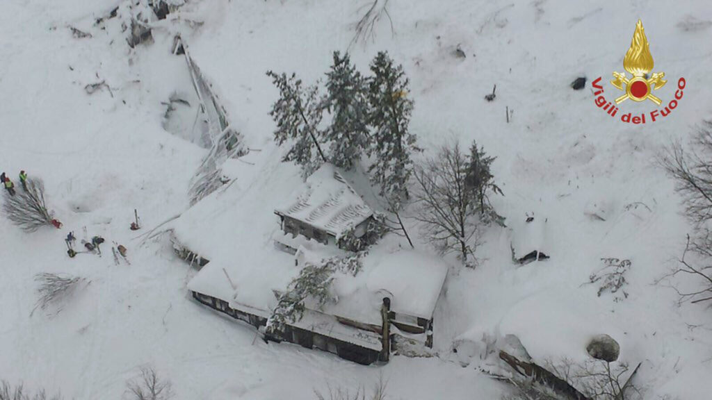 Ιταλία: Τρεις νεκροί έχουν ανασυρθεί από το ξενοδοχείο που θάφτηκε στο χιόνι – Μάχη δίνουν τα σωστικά συνεργεία  (Video και Photos)