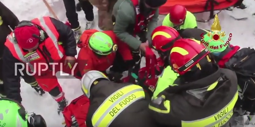 Ιταλία: Η στιγμή που διασώστες απεγκλωβίζουν μια γυναίκα κι ένα παιδάκι (Video)