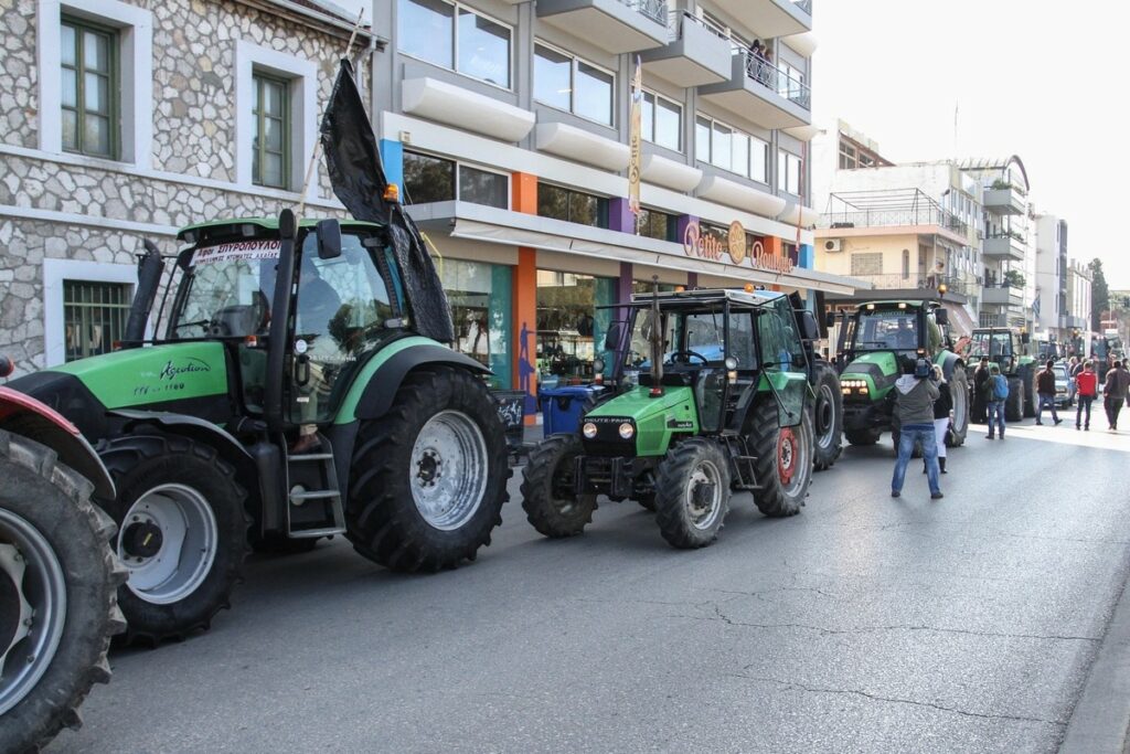 Ζεσταίνουν τα τρακτέρ οι αγρότες σε Κρήτη, Ήπειρο και Θεσσαλία