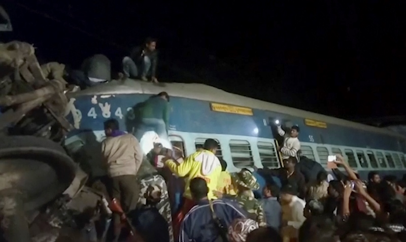 Ινδία: Φονικός εκτροχιασμός τρένου – Δεκάδες νεκροί (Video)