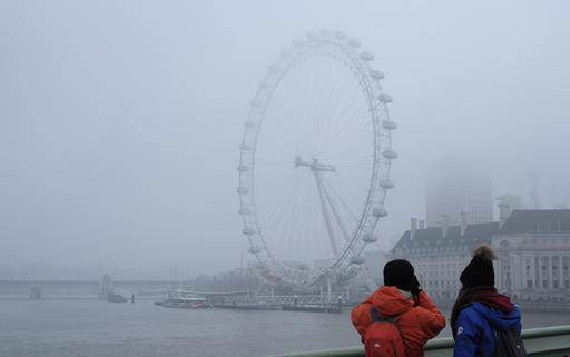 Λονδίνο: Κρυμμένη στην ομίχλη όλη η πόλη – Προβλήματα στις πτήσεις (Video)