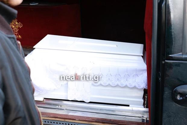 Κρήτη: Ανείπωτη θλίψη στη κηδεία του βρέφους που σκότωσε ο πατέρας του (Photos)