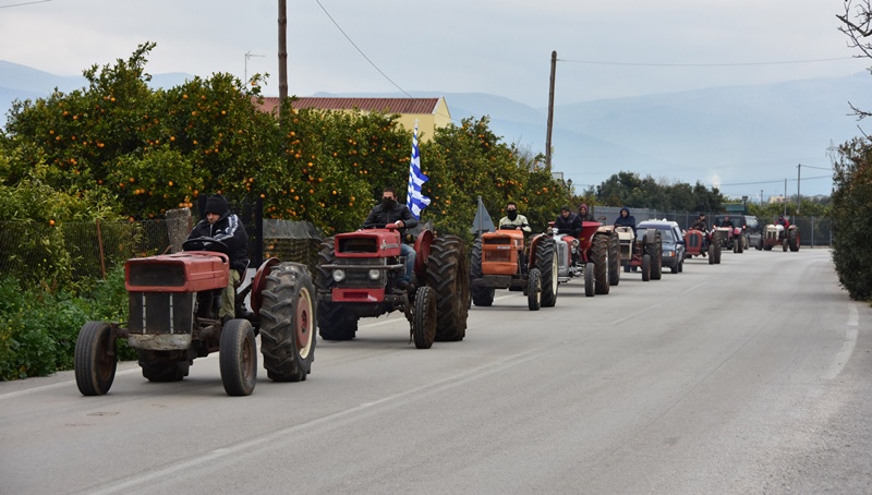 Αγρότες: Ξεκίνησαν τα μπλόκα στις εθνικές οδούς