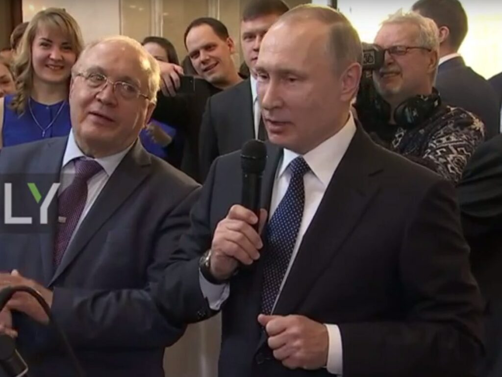Ρωσία: Ο Πούτιν πήρε το μικρόφωνο και τραγούδησε…(Video)