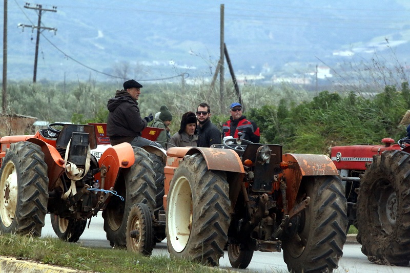 Μπλόκα αγροτών: Κλειστή επ’ αόριστον η εθνική οδός Αθηνών – Θεσσαλονίκης