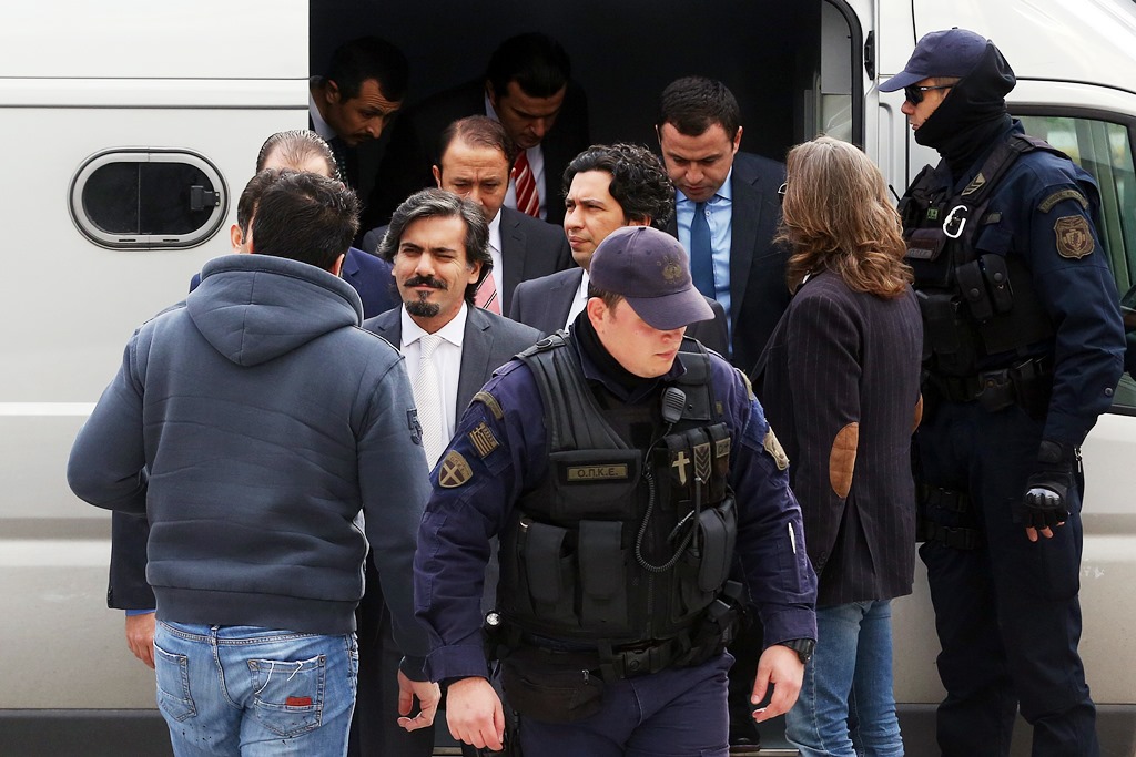 Ελεύθεροι και οι οκτώ Τούρκοι στρατιωτικοί – Εξέδωσε ένταλμα σύλληψης η ‘Αγκυρα