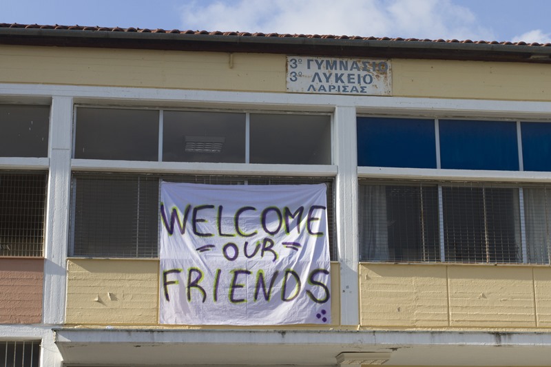 Στη Λάρισα υποδέχτηκαν με γιορτή τα προσφυγόπουλα που άρχισαν σχολείο (Photos)