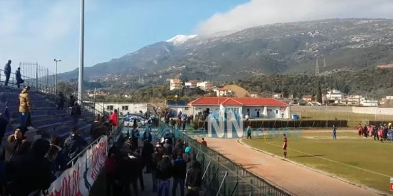 Σοβαρά επεισόδια με πετροπόλεμο σε αγώνα ποδοσφαίρου στη Ναύπακτο (video)