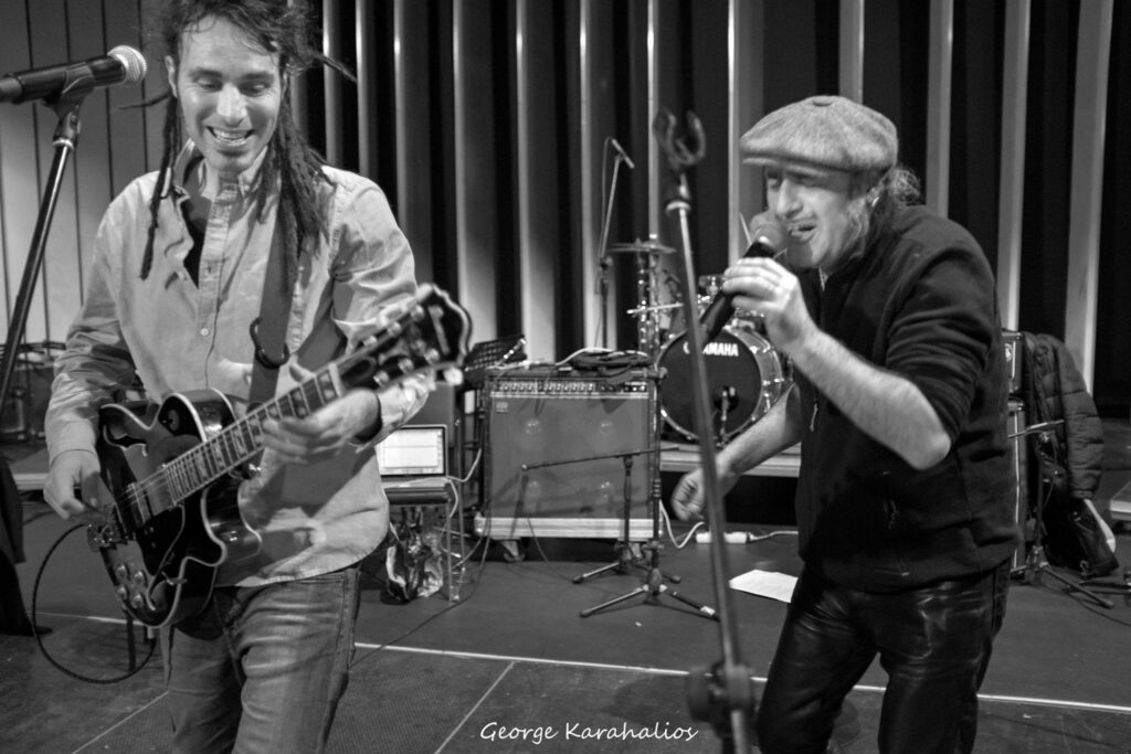 O Tonino Carotone τραγουδάει Ζαμπέτα παρέα με τους Locomondo (Video)