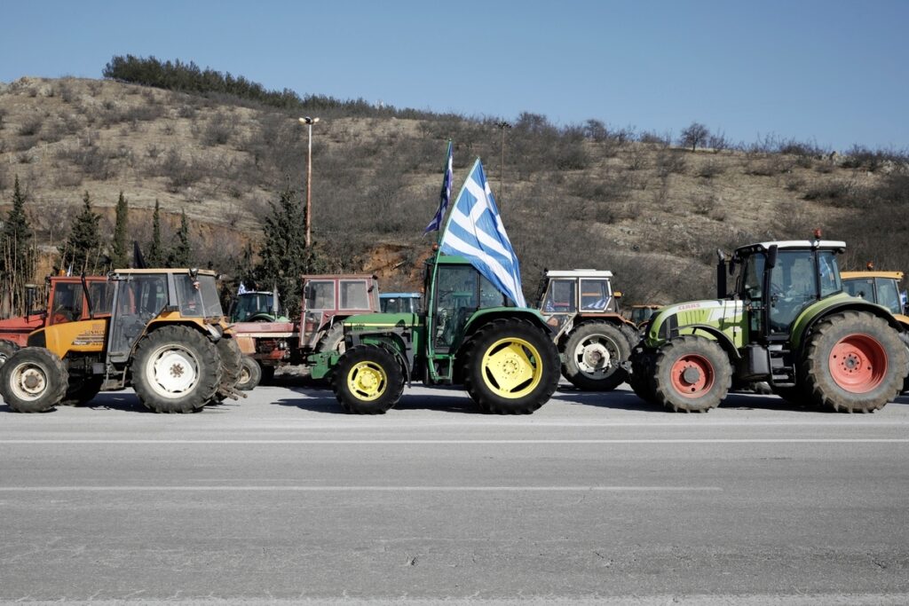 Μπλόκα αγροτών: Κλειστή η Πατρών – Κορίνθου στο ύψος του Αιγίου